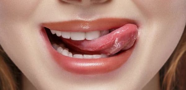 manchas violetas en la lengua