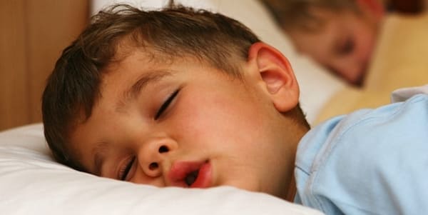 dormir boca abierta faringitis en niños