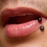 piercing labio hinchado