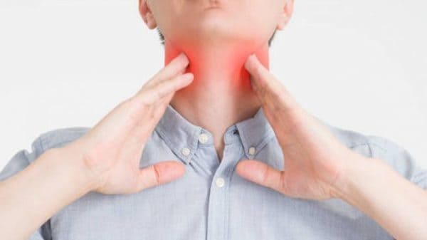 causas de puntos blancos en la garganta